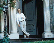Kevin Spacey à midi dans son jardin